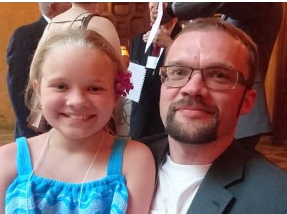Karev and his daughter at 2017 RI Convention